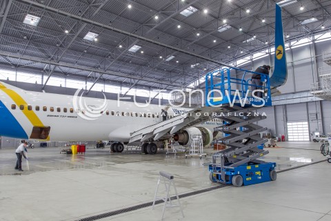  25.01.2016 RZESZOW LOTNISKO JASIONKA<br />
PRZEGLAD TECHNICZNY SAMOLOTU PASAZERSKIEGO BOEING 737-900 LINII LOTNICZYCH UKRAINE INTERNATIONAL AIRLINES. PRZEGLAD WYKONUJE FIRMA LINETECH, KTORA OTWORZYLA SWOJA BAZE SERWISOWA W RZESZOWIE I NA TERENIE LOTNISKA DZIERZAWI DWA HANGARY JEDYNE W POLSCE UZBROJONE W SPECJALNE DOKI UMOZLIWIAJACE OBSLUGE SAMOLOTOW TYPU BOEING 787 DREAMLINER CZY AIRBUS A350.<br />
N/Z SAMOLOT BOEING 737 - 900 REJESTRACJA UR-PSK<br />
 