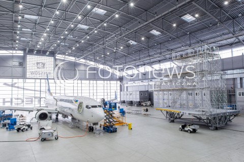  25.01.2016 RZESZOW LOTNISKO JASIONKA<br />
PRZEGLAD TECHNICZNY SAMOLOTU PASAZERSKIEGO BOEING 737-900 LINII LOTNICZYCH UKRAINE INTERNATIONAL AIRLINES. PRZEGLAD WYKONUJE FIRMA LINETECH, KTORA OTWORZYLA SWOJA BAZE SERWISOWA W RZESZOWIE I NA TERENIE LOTNISKA DZIERZAWI DWA HANGARY JEDYNE W POLSCE UZBROJONE W SPECJALNE DOKI UMOZLIWIAJACE OBSLUGE SAMOLOTOW TYPU BOEING 787 DREAMLINER CZY AIRBUS A350.<br />
N/Z SAMOLOT BOEING 737 - 900 REJESTRACJA UR-PSK<br />
 