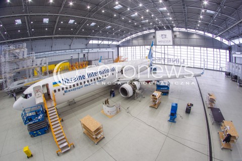  25.01.2016 RZESZOW LOTNISKO JASIONKA<br />
PRZEGLAD TECHNICZNY SAMOLOTU PASAZERSKIEGO BOEING 737-900 LINII LOTNICZYCH UKRAINE INTERNATIONAL AIRLINES. PRZEGLAD WYKONUJE FIRMA LINETECH, KTORA OTWORZYLA SWOJA BAZE SERWISOWA W RZESZOWIE I NA TERENIE LTONISKA DZIERZAWI DWA HANGARY JEDYNE W POLSCE UZBROJONE W SPECJALNE DOKI UMOZLIWIAJACE OBSLUGE SAMOLOTOW TYPU BOEING 787 DREAMLINER CZY AIRBUS A350.<br />
N/Z SAMOLOT BOEING 737 - 900 REJESTRACJA UR-PSK<br />
 