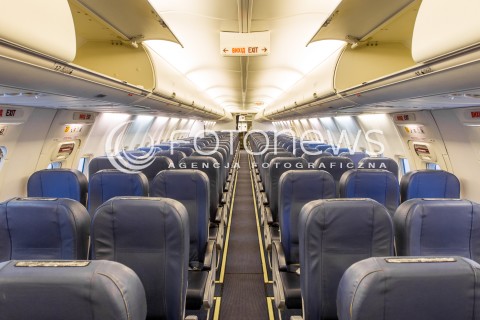  25.01.2016 RZESZOW LOTNISKO JASIONKA<br />
PRZEGLAD TECHNICZNY SAMOLOTU PASAZERSKIEGO BOEING 737-900 LINII LOTNICZYCH UKRAINE INTERNATIONAL AIRLINES. PRZEGLAD WYKONUJE FIRMA LINETECH, KTORA OTWORZYLA SWOJA BAZE SERWISOWA W RZESZOWIE I NA TERENIE LOTNISKA DZIERZAWI DWA HANGARY JEDYNE W POLSCE UZBROJONE W SPECJALNE DOKI UMOZLIWIAJACE OBSLUGE SAMOLOTOW TYPU BOEING 787 DREAMLINER CZY AIRBUS A350.<br />
N/Z SIEDZENIA FOTELE SRODEK WNETRZE W SRODKU KABINA PASAZERSKA SAMOLOT BOEING 737 - 900 REJESTRACJA UR-PSK<br />
 