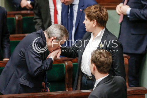  27.01.2016 WARSZAWA SEJM<br />POSIEDZENIE SEJMU VIII KADENCJI<br />N/Z PIOTR GLINSKI WITA PREMIER BEATA SZYDLO CALUJE W REKE<br /> 
