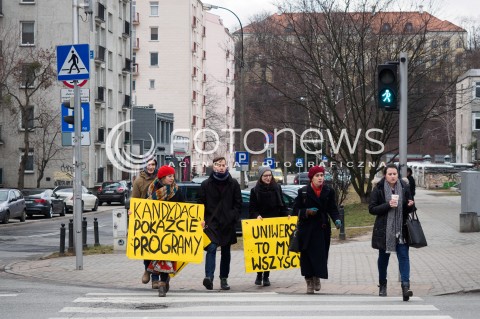 05.02.2016 WARSZAWA<br /> STUDENCKA DEMONSTRACJA PT CHCEMY WYBIERAC NAPRAWDE <br />W RAMACH SPRZECIWU WOBEC SPOSOBU WYBORU NOWEGO REKTORA UNIWERSYTETU <br />N/Z UCZESTNICY TRZYMAJACY TRANSPARENTY<br />   