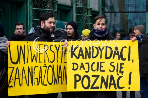  05.02.2016 WARSZAWA<br /> STUDENCKA DEMONSTRACJA PT CHCEMY WYBIERAC NAPRAWDE <br />W RAMACH SPRZECIWU WOBEC SPOSOBU WYBORU NOWEGO REKTORA UNIWERSYTETU <br />N/Z UCZESTNICY TRZYMAJACY TRANSPARENTY<br />   