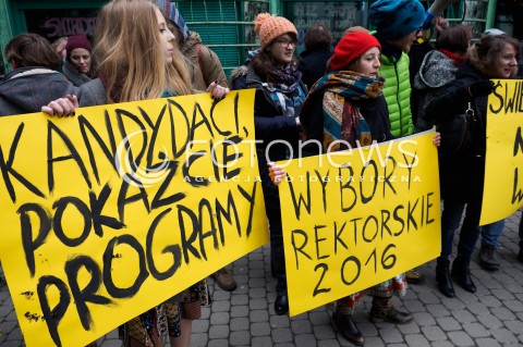 05.02.2016 WARSZAWA<br /> STUDENCKA DEMONSTRACJA PT CHCEMY WYBIERAC NAPRAWDE <br />W RAMACH SPRZECIWU WOBEC SPOSOBU WYBORU NOWEGO REKTORA UNIWERSYTETU <br />N/Z UCZESTNICY TRZYMAJACY TRANSPARENTY<br />   