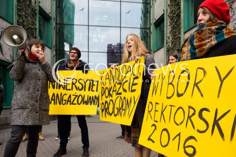  05.02.2016 WARSZAWA<br /> STUDENCKA DEMONSTRACJA PT CHCEMY WYBIERAC NAPRAWDE <br />W RAMACH SPRZECIWU WOBEC SPOSOBU WYBORU NOWEGO REKTORA UNIWERSYTETU <br />N/Z UCZESTNICY TRZYMAJACY TRANSPARENTY<br />   