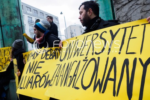  05.02.2016 WARSZAWA<br /> STUDENCKA DEMONSTRACJA PT CHCEMY WYBIERAC NAPRAWDE <br />W RAMACH SPRZECIWU WOBEC SPOSOBU WYBORU NOWEGO REKTORA UNIWERSYTETU <br />N/Z UCZESTNICY TRZYMAJACY TRANSPARENTY<br />   
