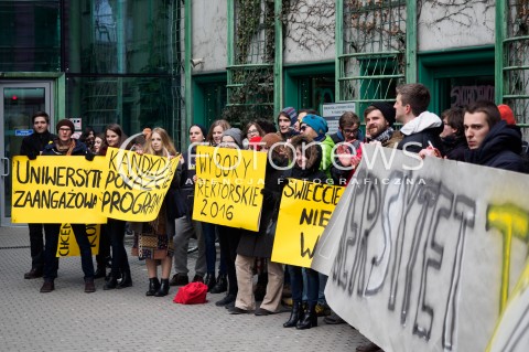  05.02.2016 WARSZAWA<br /> STUDENCKA DEMONSTRACJA PT CHCEMY WYBIERAC NAPRAWDE <br />W RAMACH SPRZECIWU WOBEC SPOSOBU WYBORU NOWEGO REKTORA UNIWERSYTETU <br />N/Z UCZESTNICY TRZYMAJACY TRANSPARENTY<br />   