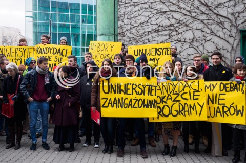  05.02.2016 WARSZAWA<br /> STUDENCKA DEMONSTRACJA PT CHCEMY WYBIERAC NAPRAWDE <br />W RAMACH SPRZECIWU WOBEC SPOSOBU WYBORU NOWEGO REKTORA UNIWERSYTETU <br />N/Z UCZESTNICY TRZYMAJACY TRANSPARENTY<br />   