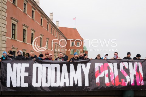  06.02.2016 WARSZAWA<br /> MANIFESTACJA SRODOWISK NARODOWYCH PRZECIWKO ISLAMIZACJI EUROPY W RAMACH MIEDZYNARODOWYCH PROTESTOW ANTY IMIGRANCKICH  <br />N/Z TRANSPARENT NIE ODDAMY POLSKI<br /> 