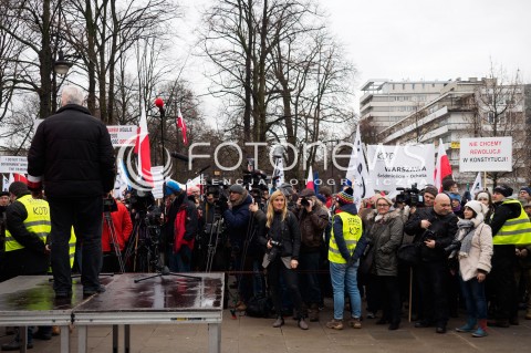  10.02.2016 WARSZAWA<br /> PROTEST KOMITETU OBRONY DEMOKRACJI POD SEJMEM PRZECIWKO PLANOWANYM ZMIANOM W FUNKCJONOWANIU TRYBUNALU KONSTYTUCYJNEGO <br />N/Z UCZESTNICY MANIFESTACJI<br /> 