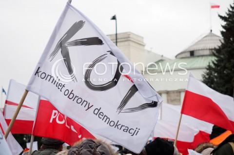  10.02.2016 WARSZAWA<br /> PROTEST KOMITETU OBRONY DEMOKRACJI POD SEJMEM PRZECIWKO PLANOWANYM ZMIANOM W FUNKCJONOWANIU TRYBUNALU KONSTYTUCYJNEGO <br />N/Z UCZESTNICY MANIFESTACJI<br /> 