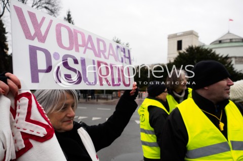  10.02.2016 WARSZAWA<br /> PROTEST KOMITETU OBRONY DEMOKRACJI POD SEJMEM PRZECIWKO PLANOWANYM ZMIANOM W FUNKCJONOWANIU TRYBUNALU KONSTYTUCYJNEGO <br />N/Z UCZESTNICY MANIFESTACJI<br /> 