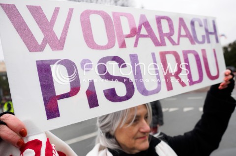  10.02.2016 WARSZAWA<br /> PROTEST KOMITETU OBRONY DEMOKRACJI POD SEJMEM PRZECIWKO PLANOWANYM ZMIANOM W FUNKCJONOWANIU TRYBUNALU KONSTYTUCYJNEGO <br />N/Z UCZESTNICY MANIFESTACJI<br /> 