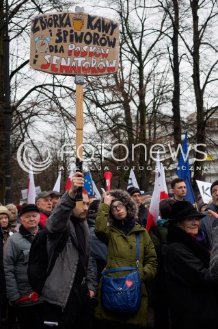  10.02.2016 WARSZAWA<br /> PROTEST KOMITETU OBRONY DEMOKRACJI POD SEJMEM PRZECIWKO PLANOWANYM ZMIANOM W FUNKCJONOWANIU TRYBUNALU KONSTYTUCYJNEGO <br />N/Z UCZESTNICY MANIFESTACJI<br /> 