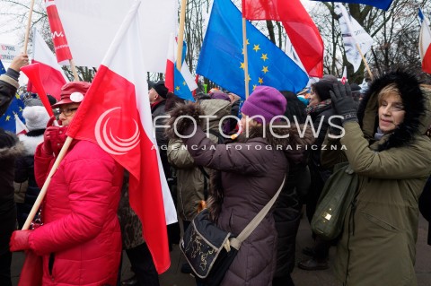  10.02.2016 WARSZAWA<br /> PROTEST KOMITETU OBRONY DEMOKRACJI POD SEJMEM PRZECIWKO PLANOWANYM ZMIANOM W FUNKCJONOWANIU TRYBUNALU KONSTYTUCYJNEGO <br />N/Z UCZESTNICY MANIFESTACJI<br /> 