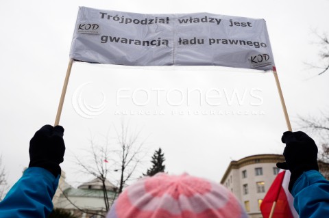  10.02.2016 WARSZAWA<br /> PROTEST KOMITETU OBRONY DEMOKRACJI POD SEJMEM PRZECIWKO PLANOWANYM ZMIANOM W FUNKCJONOWANIU TRYBUNALU KONSTYTUCYJNEGO <br />N/Z UCZESTNICY MANIFESTACJI<br /> 