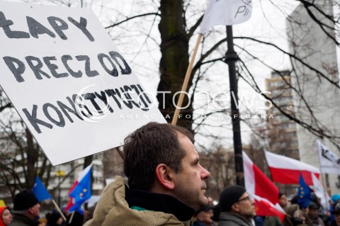  10.02.2016 WARSZAWA<br /> PROTEST KOMITETU OBRONY DEMOKRACJI POD SEJMEM PRZECIWKO PLANOWANYM ZMIANOM W FUNKCJONOWANIU TRYBUNALU KONSTYTUCYJNEGO <br />N/Z UCZESTNICY MANIFESTACJI<br /> 