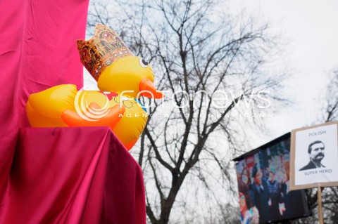  27.02.2016 WARSZAWA <br />MARSZ KOMITETU OBRONY DEMOKRACJI POD HASLEM MY NAROD <br />MARSZ MIAL NA CELU ZADEMONSTROWANIE SILY I LICZEBNOSCI KODU<br /> N/Z TRANSPARENT KACZKA Z KORONA NA TRONIE<br /> 