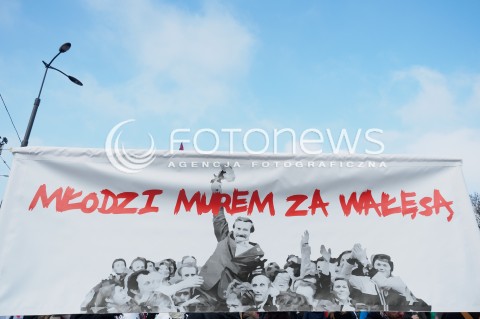  27.02.2016 WARSZAWA <br />MARSZ KOMITETU OBRONY DEMOKRACJI POD HASLEM MY NAROD <br />MARSZ MIAL NA CELU ZADEMONSTROWANIE SILY I LICZEBNOSCI KODU<br /> N/Z TLUM UCZESTNICY TRANSPARENTY<br /> 