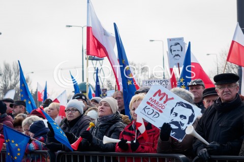  27.02.2016 WARSZAWA <br />MARSZ KOMITETU OBRONY DEMOKRACJI POD HASLEM MY NAROD <br />MARSZ MIAL NA CELU ZADEMONSTROWANIE SILY I LICZEBNOSCI KODU<br /> N/Z TLUM UCZESTNICY TRANSPARENTY<br /> 
