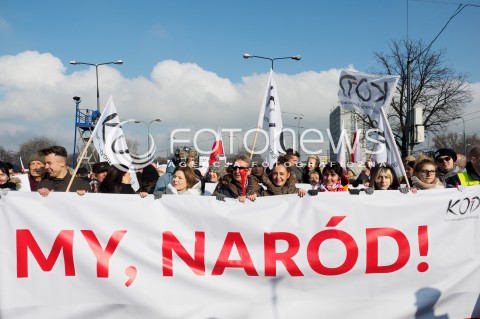  27.02.2016 WARSZAWA <br />MARSZ KOMITETU OBRONY DEMOKRACJI POD HASLEM MY NAROD <br />MARSZ MIAL NA CELU ZADEMONSTROWANIE SILY I LICZEBNOSCI KODU<br /> N/Z TLUM UCZESTNICY TRANSPARENTY<br /> 