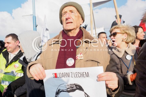  27.02.2016 WARSZAWA <br />MARSZ KOMITETU OBRONY DEMOKRACJI POD HASLEM MY NAROD <br />MARSZ MIAL NA CELU ZADEMONSTROWANIE SILY I LICZEBNOSCI KODU<br /> N/Z TLUM UCZESTNICY TRANSPARENTY<br /> 