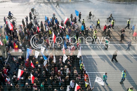  27.02.2016 WARSZAWA <br />MARSZ KOMITETU OBRONY DEMOKRACJI POD HASLEM MY NAROD <br />MARSZ MIAL NA CELU ZADEMONSTROWANIE SILY I LICZEBNOSCI KODU<br /> N/Z TLUM UCZESTNICY TRANSPARENTY<br /> 