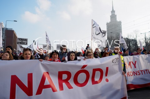  27.02.2016 WARSZAWA <br />MARSZ KOMITETU OBRONY DEMOKRACJI POD HASLEM MY NAROD <br />MARSZ MIAL NA CELU ZADEMONSTROWANIE SILY I LICZEBNOSCI KODU<br /> N/Z TLUM UCZESTNICY TRANSPARENTY<br /> 