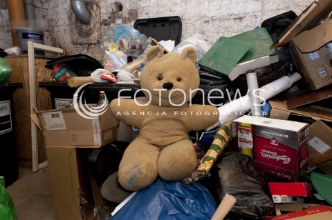  29.02.2015 WARSZAWA <br />SELEKCJA ODPADOW W KAMIENICY<br />N/Z SMIECI<br /> 