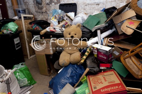  29.02.2015 WARSZAWA <br />SELEKCJA ODPADOW W KAMIENICY<br />N/Z SMIECI<br /> 