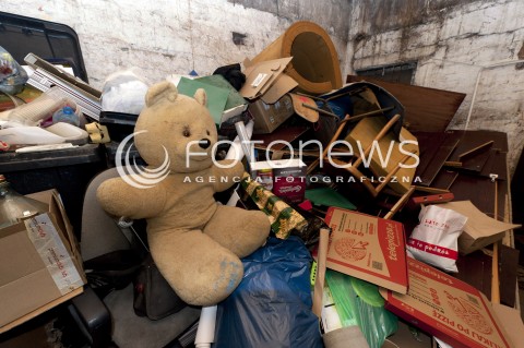  29.02.2015 WARSZAWA <br />SELEKCJA ODPADOW W KAMIENICY<br />N/Z SMIECI<br /> 