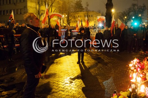  01.03.2016 WARSZAWA <br />MARSZ PAMIECI ZOLNIERZY WYKLETYCH 2016<br /> N/Z MANIFESTUJACY ODDAJA CZESC ZOLNIERZOM WYKLETYM PRZED ARESZTEM SLEDCZYM NA RAKOWIECKIEJ<br /> 