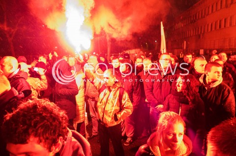  01.03.2016 WARSZAWA <br />MARSZ PAMIECI ZOLNIERZY WYKLETYCH 2016<br /> N/Z UCZESTNIK MANIFESTACJI TRZYMAJACY RACE<br /> 