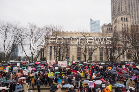  06.03.2016 WARSZAWA<br />XVII WARSZAWSKA MANIFA W WARSZAWIE POD HASLEM ABORCJA W OBRONIE ZYCIA<br /> N/Z TLUM UCZESTNICY<br /> 