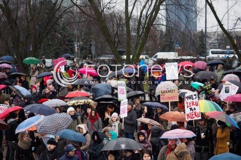 06.03.2016 WARSZAWA<br />XVII WARSZAWSKA MANIFA W WARSZAWIE POD HASLEM ABORCJA W OBRONIE ZYCIA<br /> N/Z TLUM UCZESTNICY<br /> 