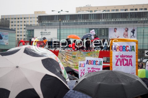  06.03.2016 WARSZAWA<br />XVII WARSZAWSKA MANIFA W WARSZAWIE POD HASLEM ABORCJA W OBRONIE ZYCIA<br /> N/Z TLUM TRANSPARENT UCZESTNICY<br /> 