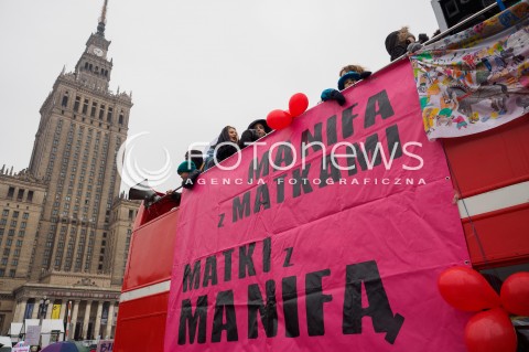  06.03.2016 WARSZAWA<br />XVII WARSZAWSKA MANIFA W WARSZAWIE POD HASLEM ABORCJA W OBRONIE ZYCIA<br /> N/Z UCZESTNICY PKIN CZOLO MARSZU<br /> 