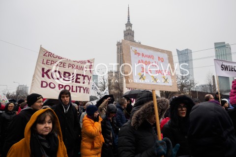  06.03.2016 WARSZAWA<br />XVII WARSZAWSKA MANIFA W WARSZAWIE POD HASLEM ABORCJA W OBRONIE ZYCIA<br /> N/Z TLUM TRANSPARENT<br /> 