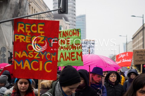  06.03.2016 WARSZAWA<br />XVII WARSZAWSKA MANIFA W WARSZAWIE POD HASLEM ABORCJA W OBRONIE ZYCIA<br /> N/Z TLUM TRANSPARENT<br /> 