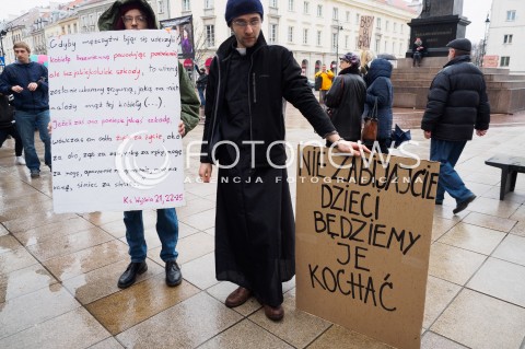  06.03.2016 WARSZAWA<br />XVII WARSZAWSKA MANIFA W WARSZAWIE POD HASLEM ABORCJA W OBRONIE ZYCIA<br /> N/Z KONTRMANIFESTACJA PROLIFE KSIADZ<br /> 