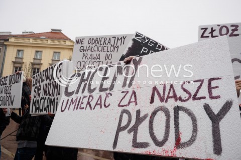  06.03.2016 WARSZAWA<br />XVII WARSZAWSKA MANIFA W WARSZAWIE POD HASLEM ABORCJA W OBRONIE ZYCIA<br /> N/Z IRONICZNE TRANSPARENTY UCZESTNIKOW MANIFY <br /> 