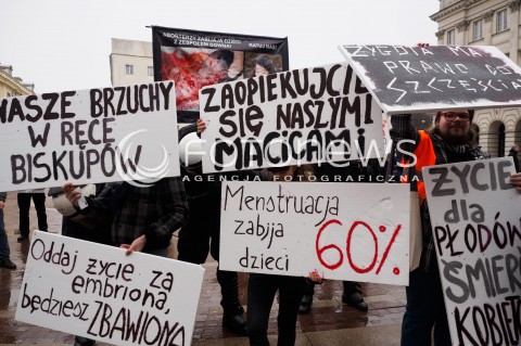  06.03.2016 WARSZAWA<br />XVII WARSZAWSKA MANIFA W WARSZAWIE POD HASLEM ABORCJA W OBRONIE ZYCIA<br /> N/Z IRONICZNE TRANSPARENTY UCZESTNIKOW MANIFY <br /> 