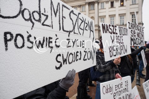  06.03.2016 WARSZAWA<br />XVII WARSZAWSKA MANIFA W WARSZAWIE POD HASLEM ABORCJA W OBRONIE ZYCIA<br /> N/Z IRONICZNE TRANSPARENTY UCZESTNIKOW MANIFY <br /> 