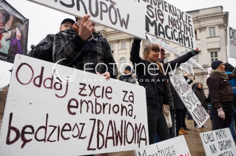  06.03.2016 WARSZAWA<br />XVII WARSZAWSKA MANIFA W WARSZAWIE POD HASLEM ABORCJA W OBRONIE ZYCIA<br /> N/Z IRONICZNE TRANSPARENTY UCZESTNIKOW MANIFY <br /> 