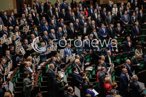  09.03.2016 WARSZAWA SEJM<br />APEL O UWOLNIENIE NADII SAWCZENKO<br />N/Z POSLOWIE NA SALI OBRAD TRZYMAJA PLAKAT SOLIDARNI Z NADIA SAWCZENKO<br /> 