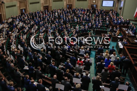  09.03.2016 WARSZAWA SEJM<br />APEL O UWOLNIENIE NADII SAWCZENKO<br />N/Z POSLOWIE NA SALI OBRAD TRZYMAJA PLAKAT SOLIDARNI Z NADIA SAWCZENKO<br /> 