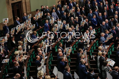  09.03.2016 WARSZAWA SEJM<br />APEL O UWOLNIENIE NADII SAWCZENKO<br />N/Z POSLOWIE NA SALI OBRAD TRZYMAJA PLAKAT SOLIDARNI Z NADIA SAWCZENKO<br /> 