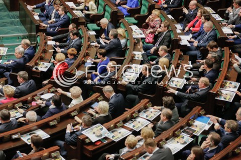  09.03.2016 WARSZAWA SEJM<br />APEL O UWOLNIENIE NADII SAWCZENKO<br />N/Z POSLOWIE NA SALI OBRAD TRZYMAJA PLAKAT SOLIDARNI Z NADIA SAWCZENKO<br /> 