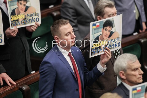  09.03.2016 WARSZAWA SEJM<br />APEL O UWOLNIENIE NADII SAWCZENKO<br />N/Z POSLOWIE NA SALI OBRAD TRZYMAJA PLAKAT SOLIDARNI Z NADIA SAWCZENKO<br /> 