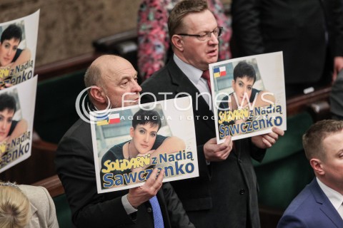  09.03.2016 WARSZAWA SEJM<br />APEL O UWOLNIENIE NADII SAWCZENKO<br />N/Z POSLOWIE NA SALI OBRAD TRZYMAJA PLAKAT SOLIDARNI Z NADIA SAWCZENKO<br /> 